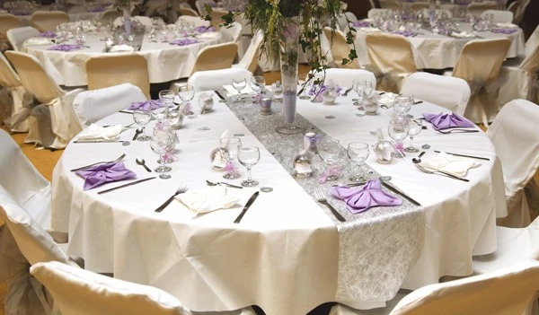 table-ronde-chemin-de-table-gris chez AU SERVICE DE LA TABLE